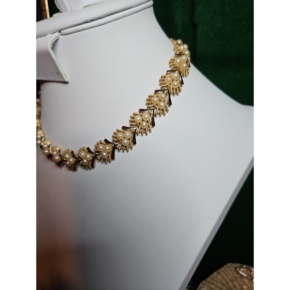 VINTAGE CROWN TRIFARI SIGNED FAUX PEARL BRUSHED AND GOLD TONE NECKLACE - Picture 5 of 13
